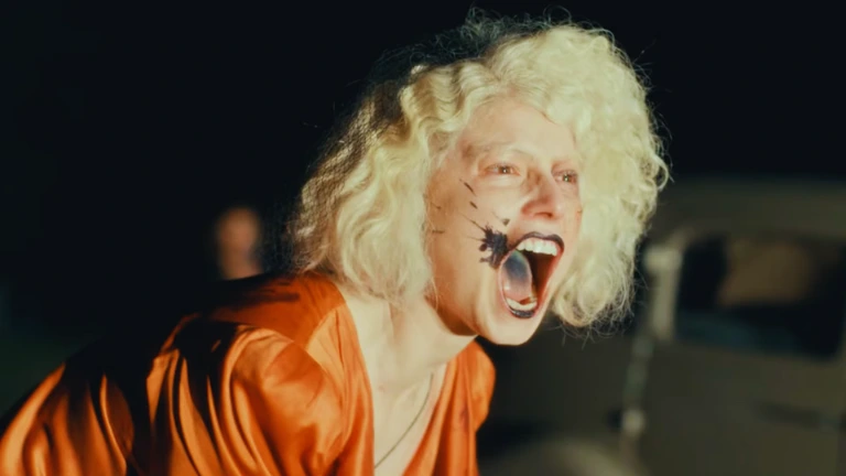 ο The Bride με Jessie Buckley και Christian Bale